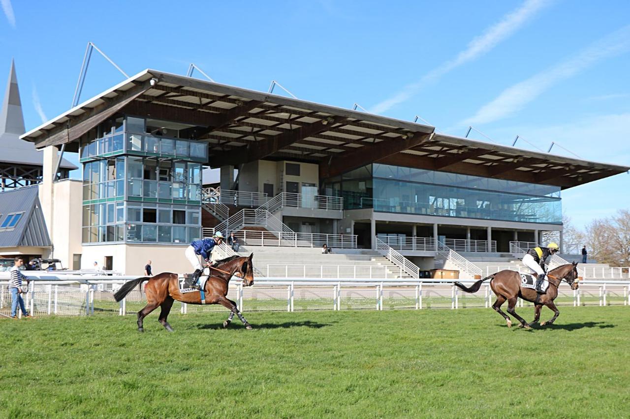 Le Village De Cottages - Le Pole Du Cheval Et De L'Ane Lignieres  Экстерьер фото
